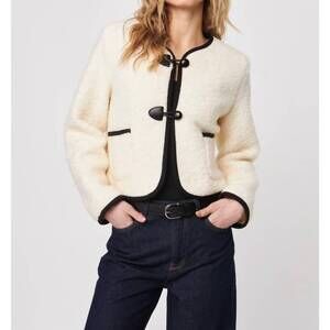 NEW JOHN + JENN devin sweater top in winter bloucle